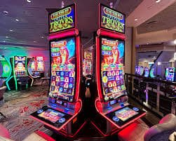 Dealer mengawasi mesin roulette Dealer profesional ahlislot mengawasi mesin roulette otomatis